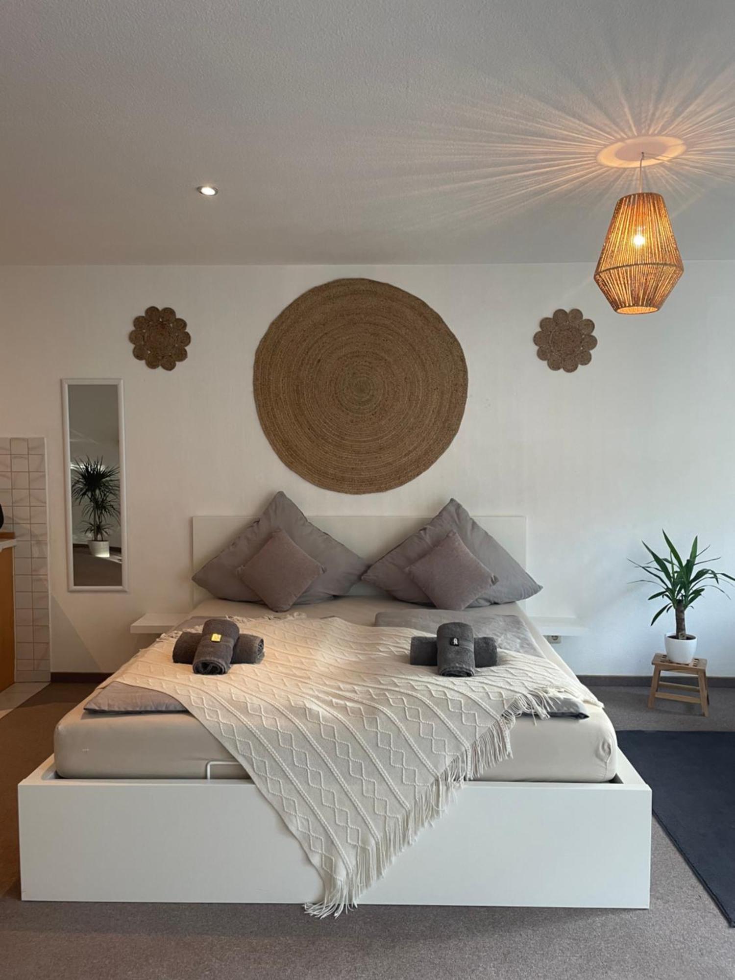 Kingsize Bett Boho Apartment Mit Tiefgarage Naehe Salzburg Freilassing Kültér fotó